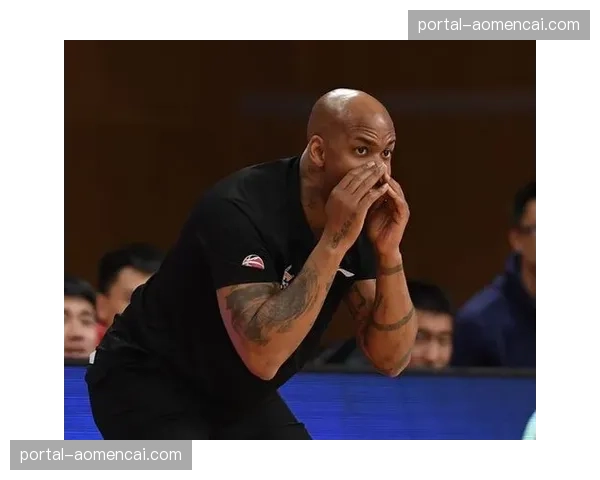 镜头捕捉：摩纳哥教练组通过平板电脑实时向球员传递战术指令