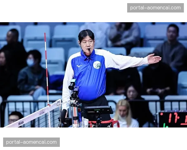 观点：前裁判解读新规，指出“清晰明显错误”标准可能变相鼓励战术犯规